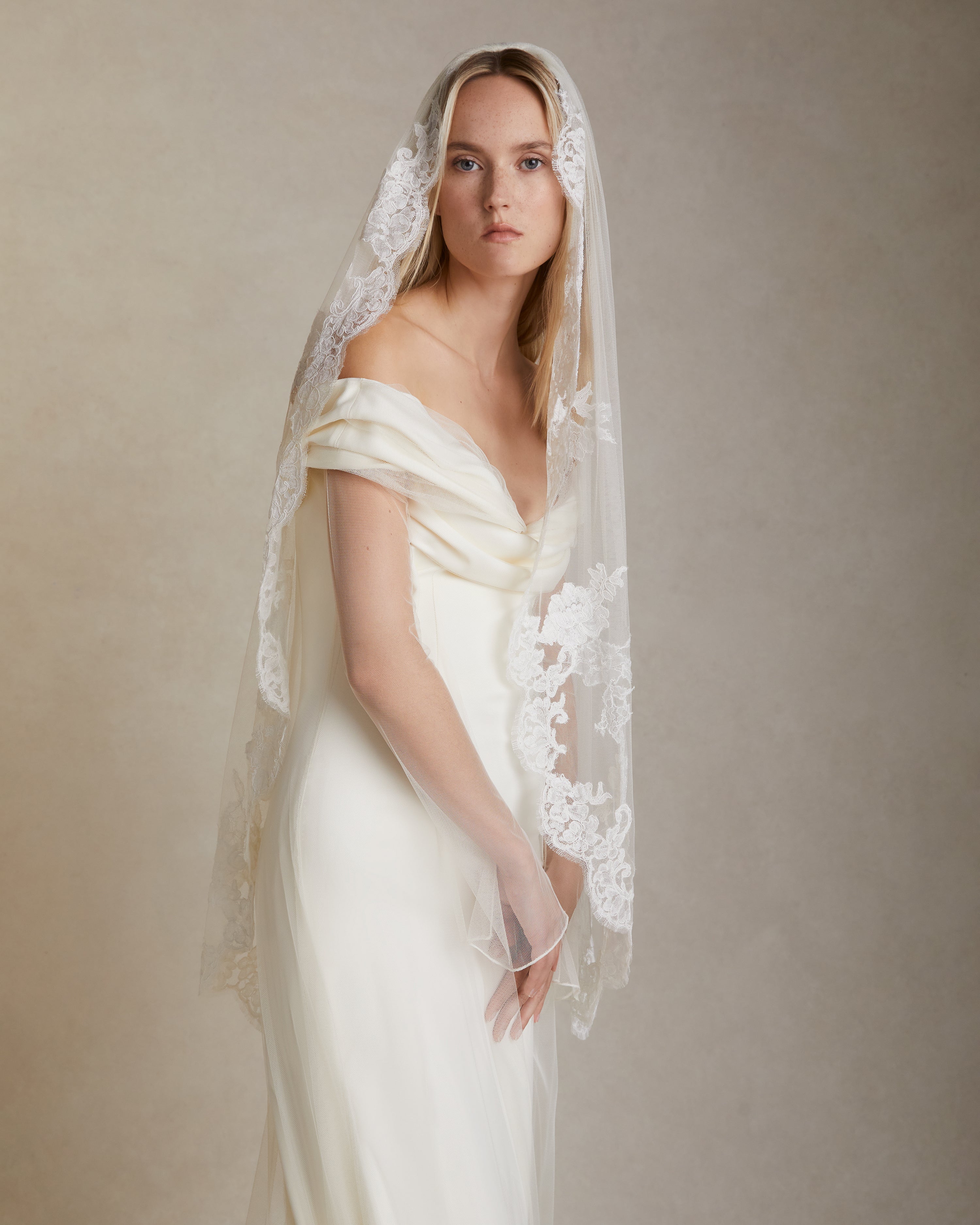 Fingertip lace 2024 veil